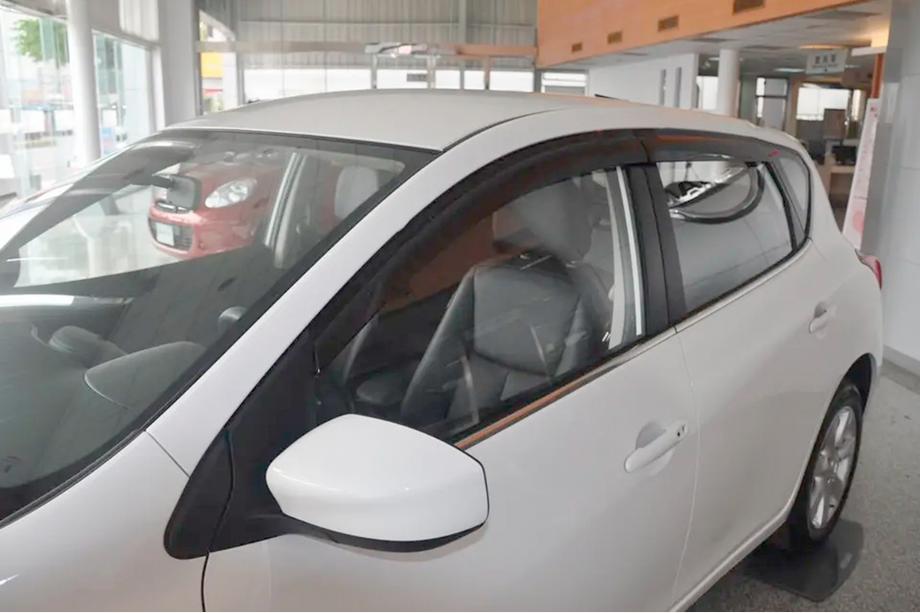Nissan Tiida 2011-2014 Windabweiser HB (4 Stk, HIC) Image