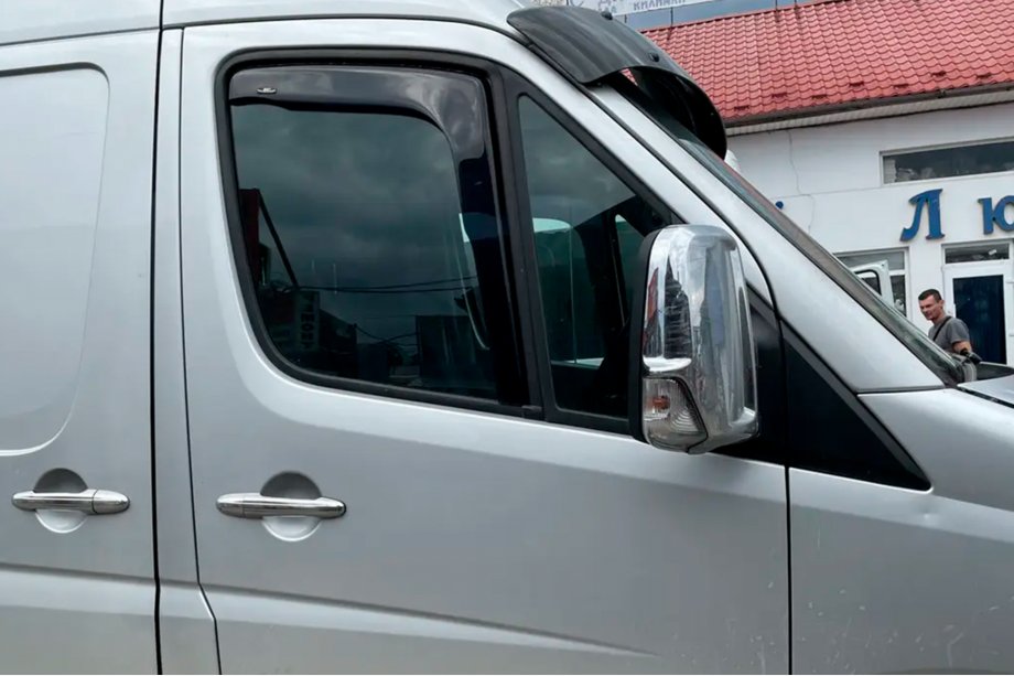 Mercedes Sprinter W906 2006–2018 Windabweiser zum Einstecken (2 Stk, HIC) Image