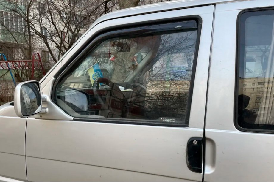Volkswagen T4 Caravelle/Multivan 1990–2003 Windabweiser zum Einstecken (2 Stk, HIC) Image