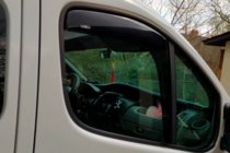 Renault Trafic 2001–2015 Windabweiser zum Einstecken (2 Stk, HIC) Foto 10