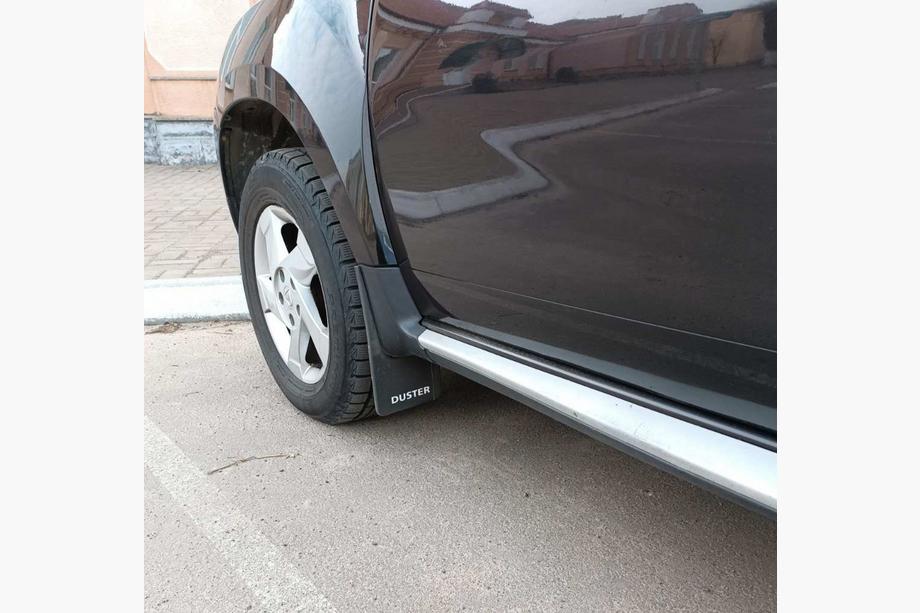 Dacia Duster 2008-2018 Premium Vordere Schmutzfänger (2 Stk) Foto 1