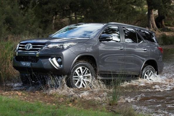 Übersicht Siebensitzer Rahmen des SUV Toyota Fortuner