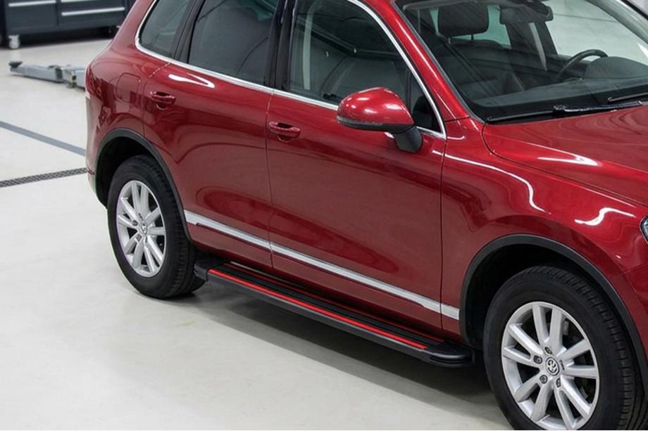 Volkswagen Touareg 2002–2010 Trittbretter Maya Red-Black (2 Stk., Aluminium) Image