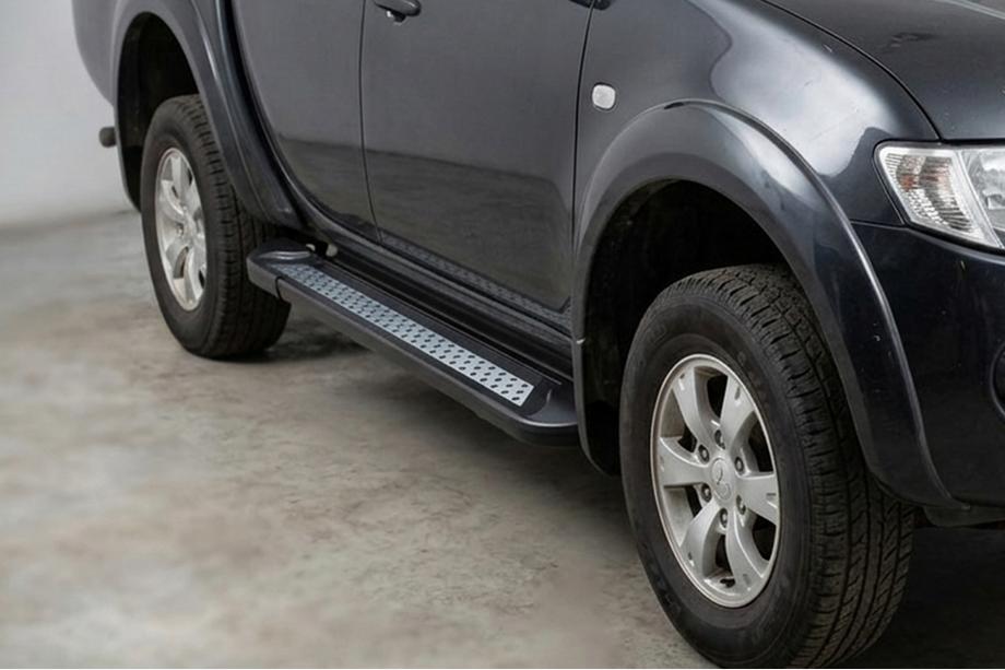Fiat Fullback 2016- Seitenschweller New Vision Black (2 Stk., Aluminium) Image