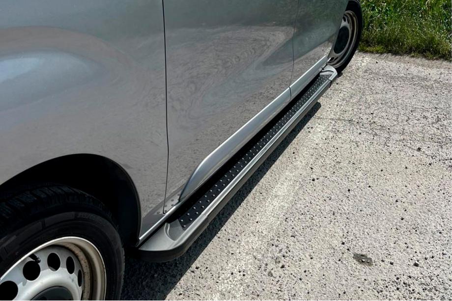 Opel Vivaro 2019- Trittbretter Allmond Black (2 Stk., Aluminium) Image