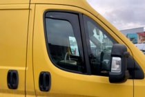 Peugeot Boxer 2006-2025 Windabweiser zum Einstecken (2 Stk, HIC) Foto 1