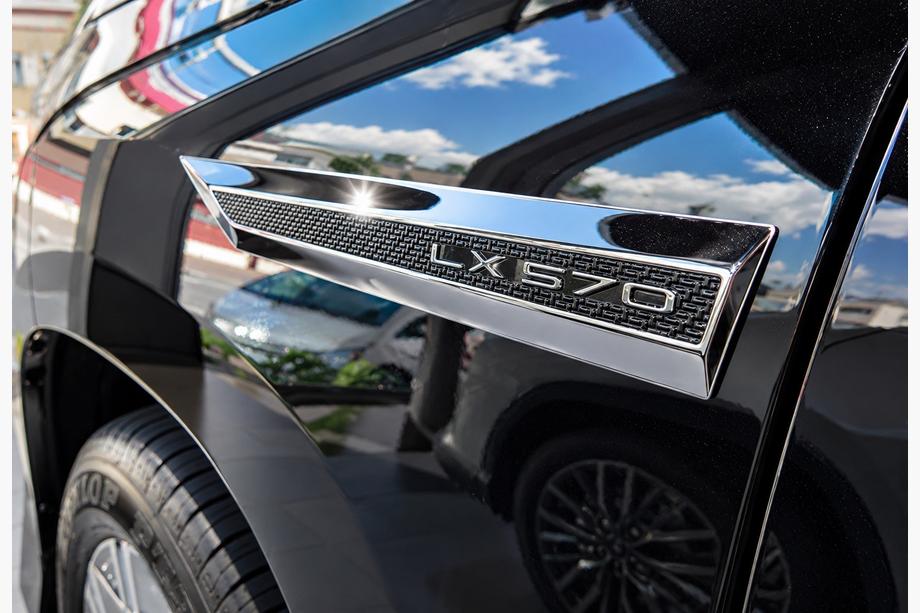 Lexus LX570/450d 2008-2022 Emblem Set in Carbon-Optik (4 Stk) Image