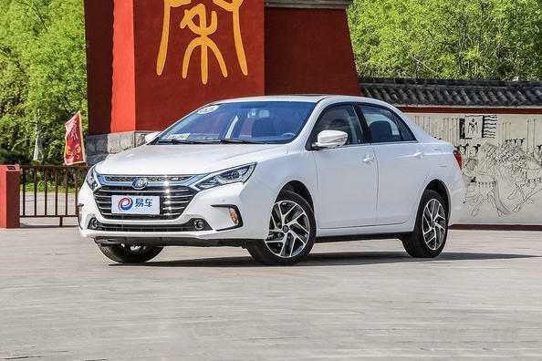 Übersicht der Hybrid-Limousine BYD Qin 100