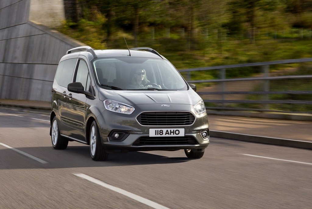 Übersicht über kompakte Mini-Van Ford Tourneo Courier