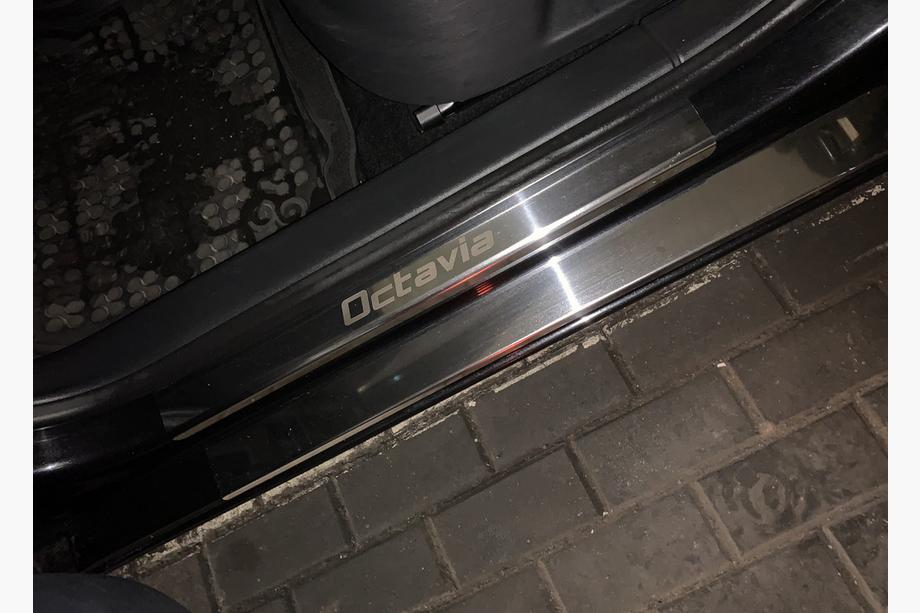 Skoda Octavia II A5 2010-2013 Einstiegsleisten Carmos (8 Stk., Edelstahl) Image