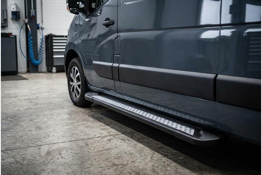 Nissan NV400 2010-2024 Seitenschweller New Vision Black (2 Stk., Aluminium) Image