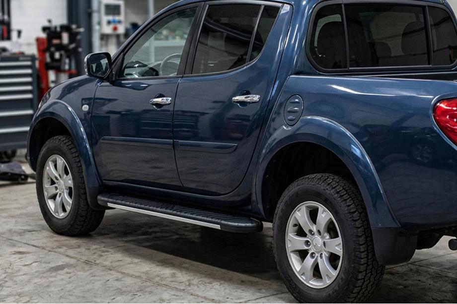 Mitsubishi L200 2006-2015 Trittbretter Bosphorus Grey (2 Stk., Aluminium) Image