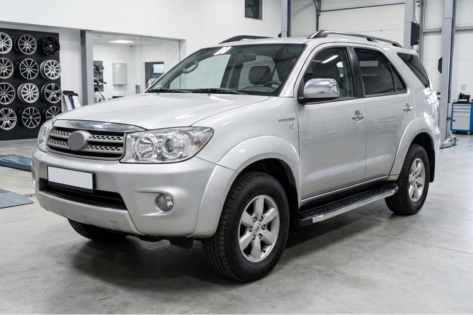 Toyota Fortuner 2006-2015 Trittbretter BlackLine (2 Stk., Aluminium) Image