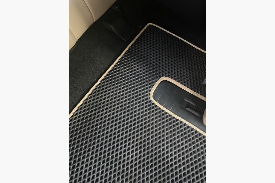 Toyota Sequoia 2007-2022 Polyurethan Fußmatten 3 Reihen (EVA, schwarz) Mittlere Reihe - 3 Sitze Foto 3
