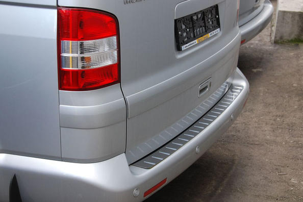 Chromverkleidung an der hinteren Stoßstange Volkswagen T5 Multivan