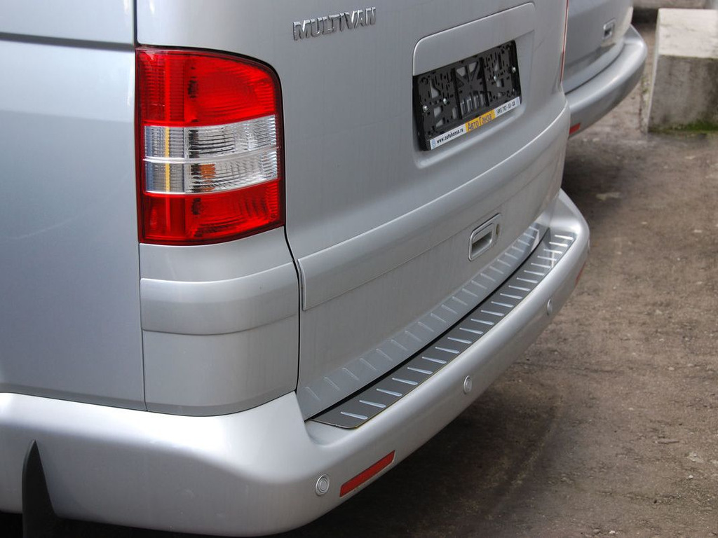 Chromverkleidung an der hinteren Stoßstange Volkswagen T5 Multivan