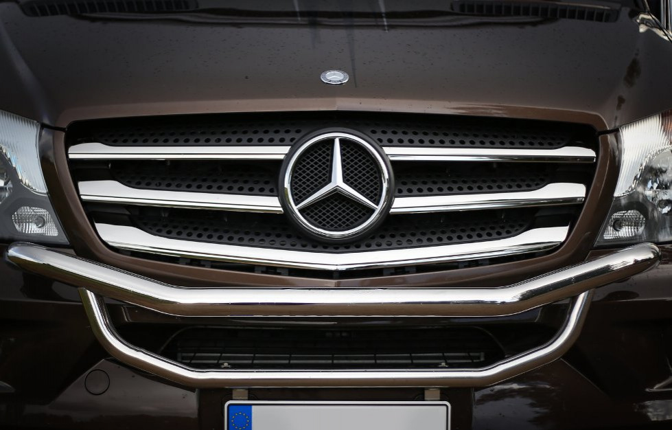 Chromverkleidung am Kühlergrill des Autos