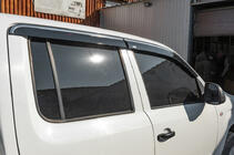 Volkswagen Amarok 2010-2022 Windabweiser mit Chromleiste (4 Stk, Niken) Foto 3