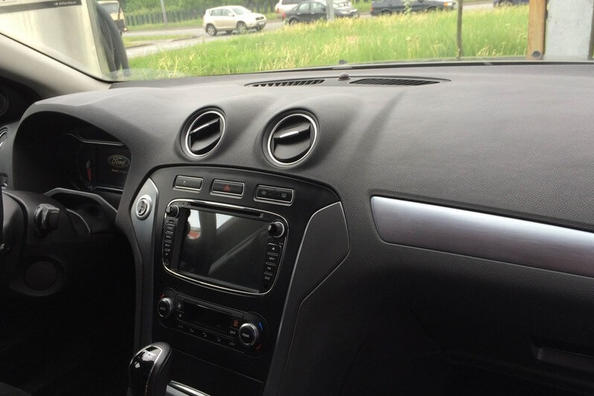 Wie entferne ich einen Kratzer auf Plastik in einem Auto?