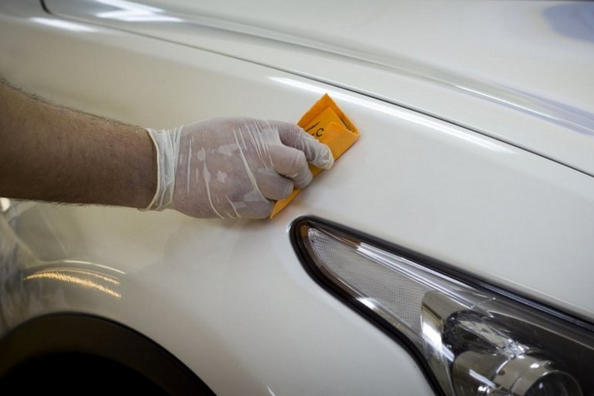 So entfernen Sie Spuren von Klebeband an einem Auto