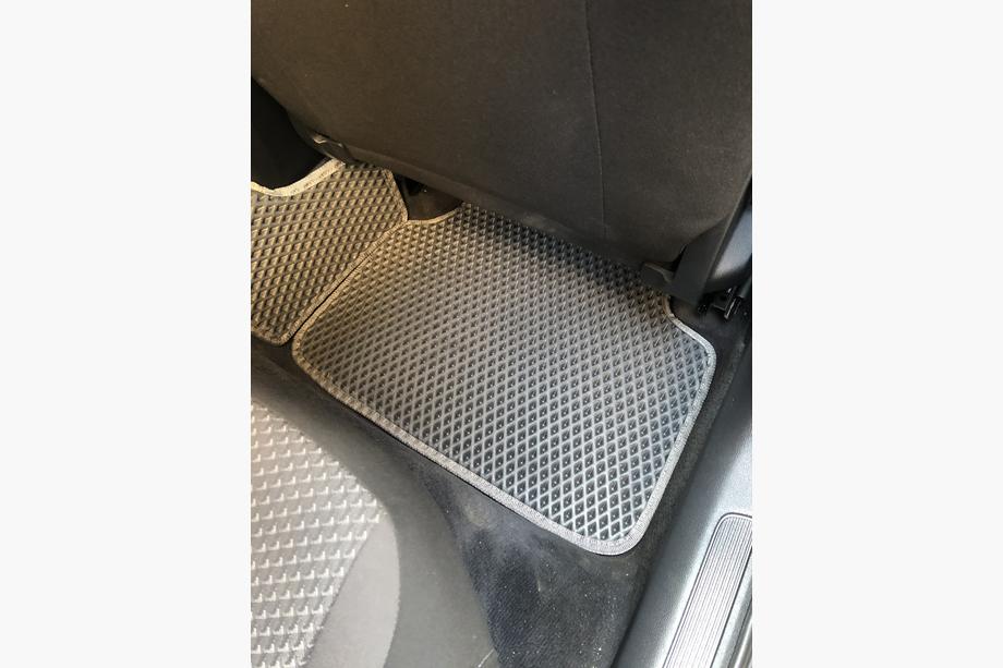 Volkswagen Passat B8 2015-2023 EVA Fußmatten (EU, Schwarz) Foto 5