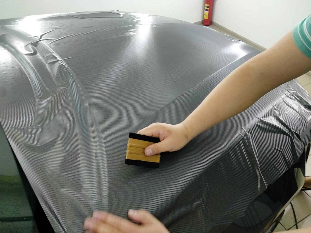 Wie man mit eigenen Händen einen Kohlenstofffilm auf ein Auto klebt