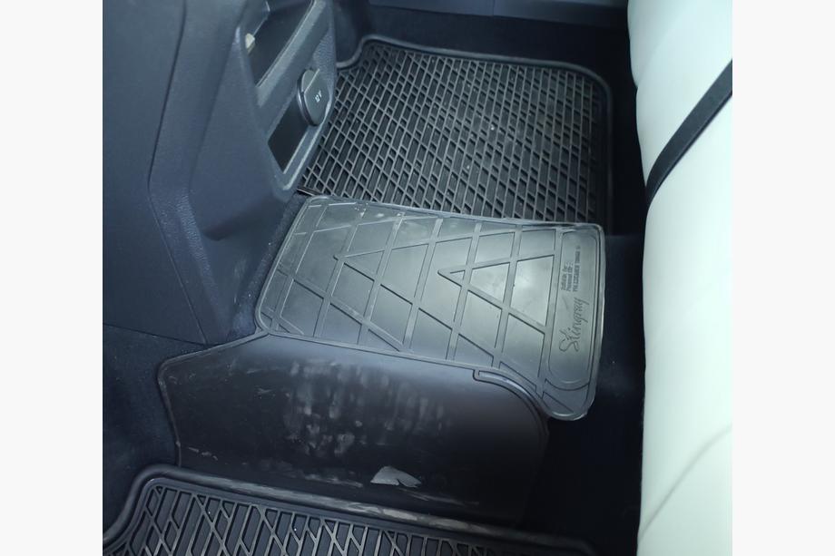 Volkswagen Tiguan 2016-2023 Hintere Mittelsteg Gummimatte (Stingray Premium) Image