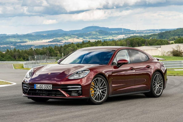 Rückblick auf den aktualisierten Liftback Porsche Panamera Turbo S