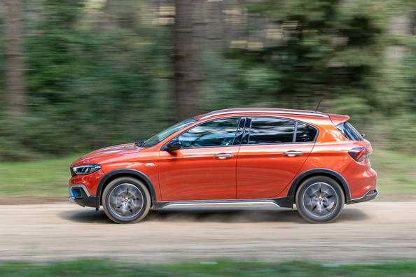 Review der Offroad-Version des Schrägheck Fiat Tipo Cross
