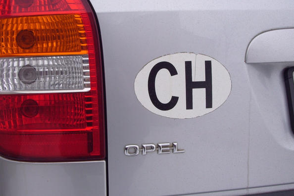 So entfernen Sie einfach und effizient einen Aufkleber von einem Auto