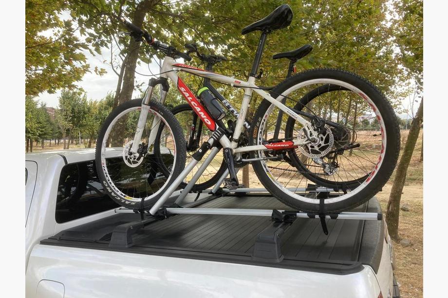 Toyota Hilux 2015- Dachträger Querträger (für Originalbefestigungspunkte) Foto 2