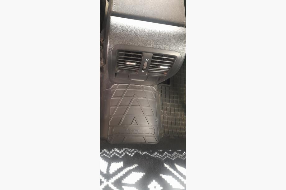 Volkswagen Passat B6 2006-2012 Hintere Mittelsteg Gummimatte (Stingray Premium) Image