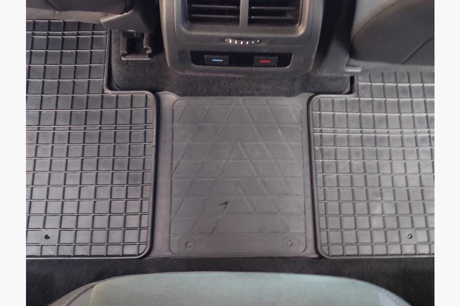 Volkswagen Touran 2015- Hintere Mittelsteg Gummimatte (Stingray Premium) Image