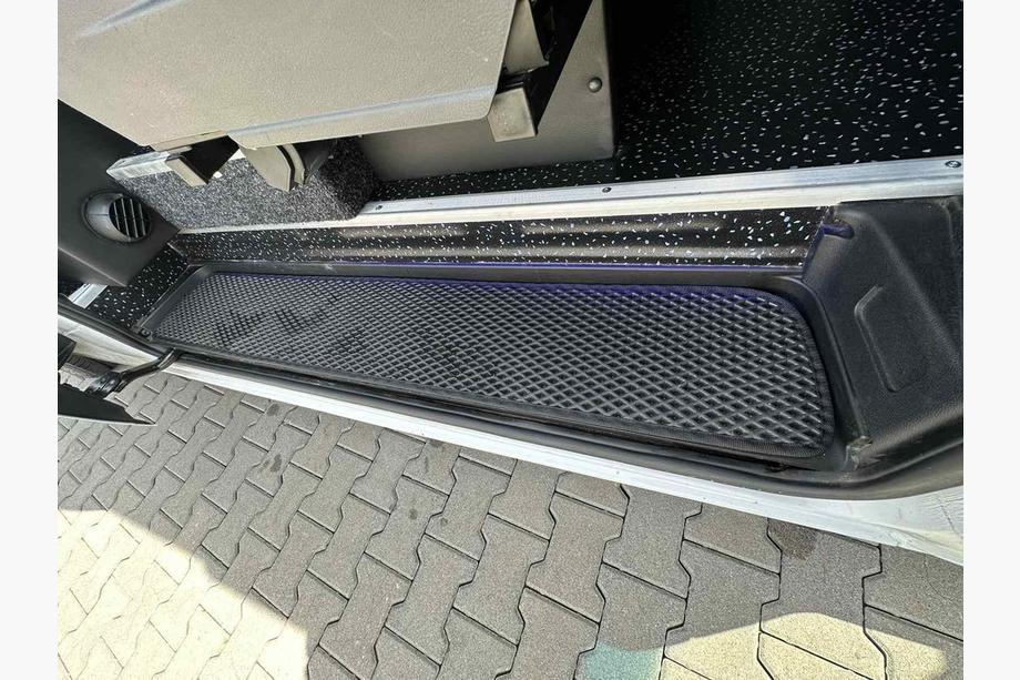 Mercedes Sprinter W907/W910 2018- EVA Einstiegsleisten-Matten aus Polyurethan (schwarz) Image