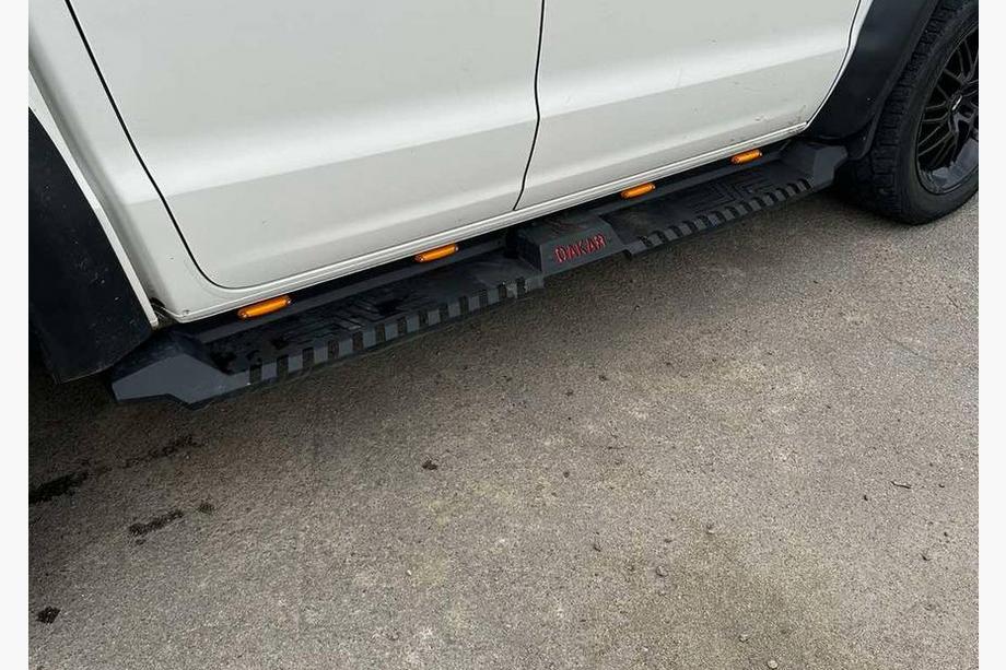 Volkswagen Amarok 2010-2022 Seitenstufen Dakar V2 mit LED (2 Stk, Metall) Foto 12