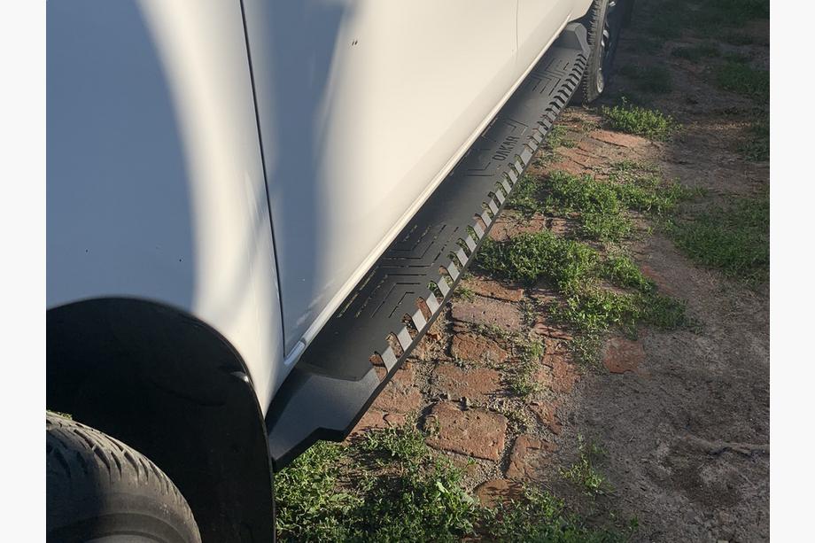Toyota Hilux 2015- Seitenstufen Dakar V1 ohne LED (2 Stk, Metall) Foto 1