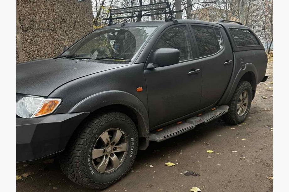 Mitsubishi L200 2015-2024 Seitenstufen Dakar V2 mit LED (2015-2019, 2 Stk, Metall) Image