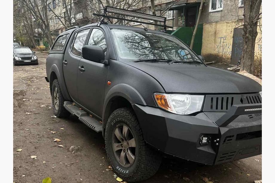 Mitsubishi L200 2006-2015 Seitenstufen Dakar V2 mit LED (2 Stk, Metall) Foto 2