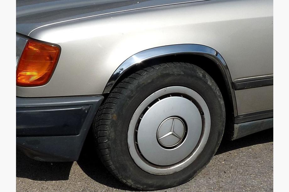 Mercedes E-class W124 1984–1997 Kotflügelverbreiterungen 1985-1989 (4 Stk, Edelstahl) Image