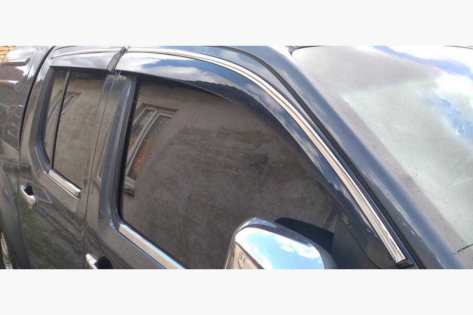 Nissan Navara 2006-2015 Windabweiser mit Chromleisten (4 Stk., Sunplex Chrome) Image