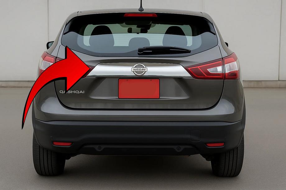 Nissan Qashqai 2014-2021 Kofferraumleisten über dem Kennzeichen Libao (Kunststoff) Image