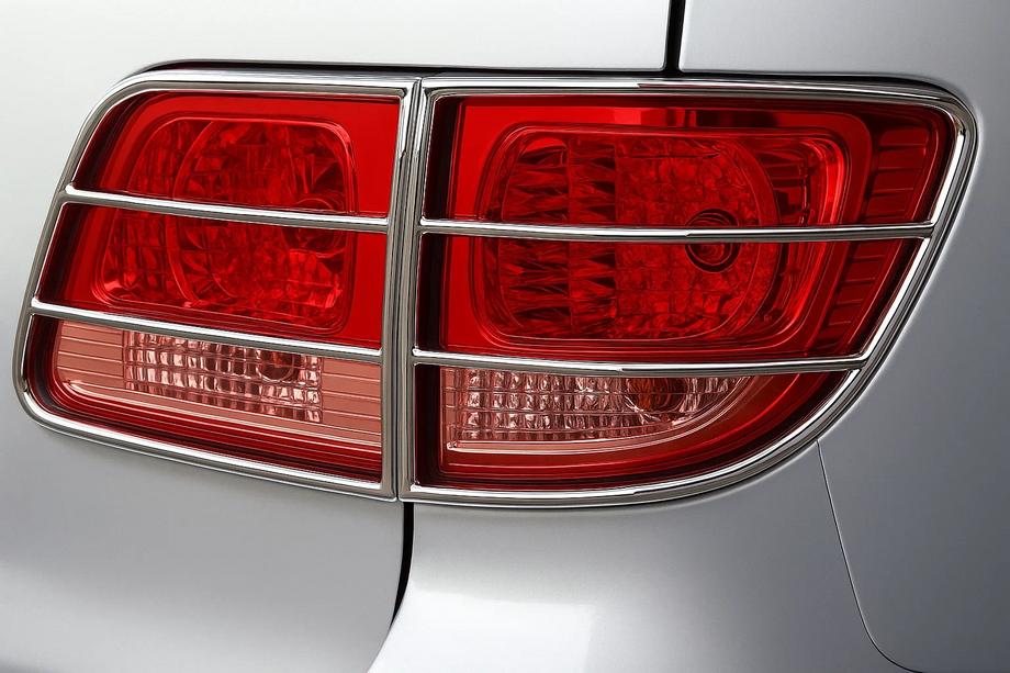 Toyota Fortuner 2006-2015 Schutz für Rückleuchten (Edelstahl) Image