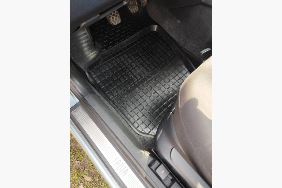 Skoda Fabia 2000-2007 Gummimatten mit Rand (4 Stk, Polytep) Image