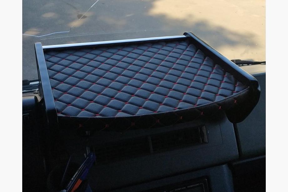 Mercedes T2 (507-814) 1967-1996 Ablage für Armaturenbrett (Schwarz mit roter Naht) Image