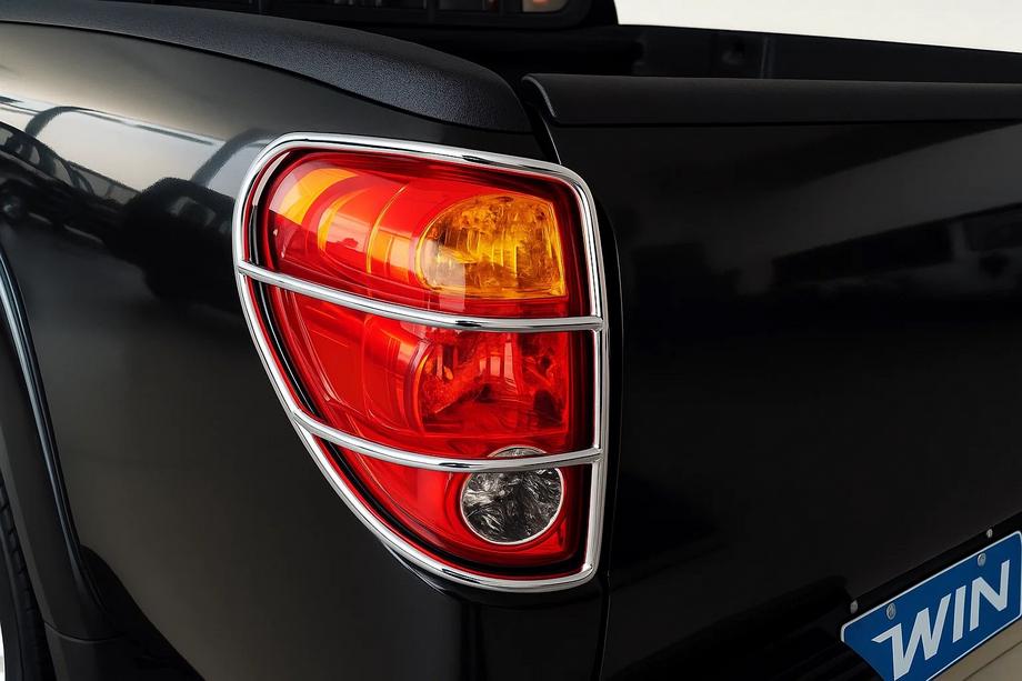 Mitsubishi L200 2006-2015 Schutz für Rückleuchten (Edelstahl, 2 Stk) Image